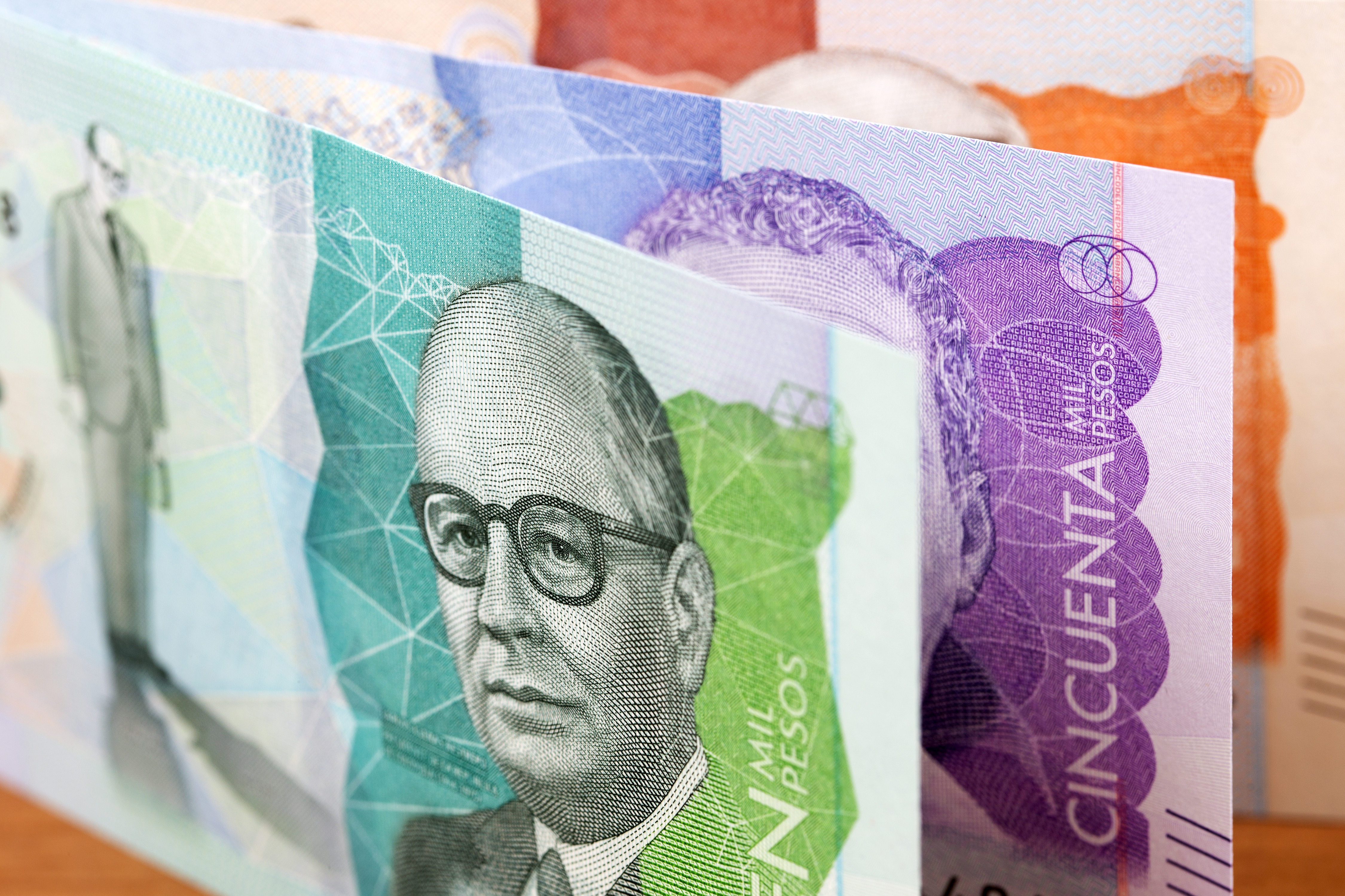 La suspensión del decreto del salario mínimo abre un nuevo pulso entre el Gobierno y la institucionalidad económica